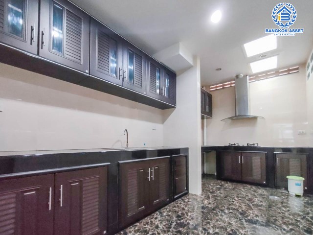 *****ทาวน์เฮ้าส์มือสองย่านนนทบุรี ม.ซอยเรวดี51 รัตนาธิเบศร์ บนเนื้อที่ 16 ตร.ว. ฟังก์ชัน 2 ห้องนอน 2 ห้องน้ำ 1 ที่จอดรถ แถมฟรี! 3 เครื่องปรับอากาศ 2 เครื่องทำน้ำอุ่น 1 เครื่องดูดควัน บ้านสวย ตกแต่งพร้อมอยู่ เพียง 5 นาทีก็ถึงรถไฟฟ้าสายสีม่วง "สถานีศูนย์ราชการนนทบุรี" จองด่วน!